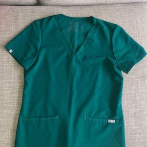 Figs Casma Three Pocket Scrub Top in Hunter Green